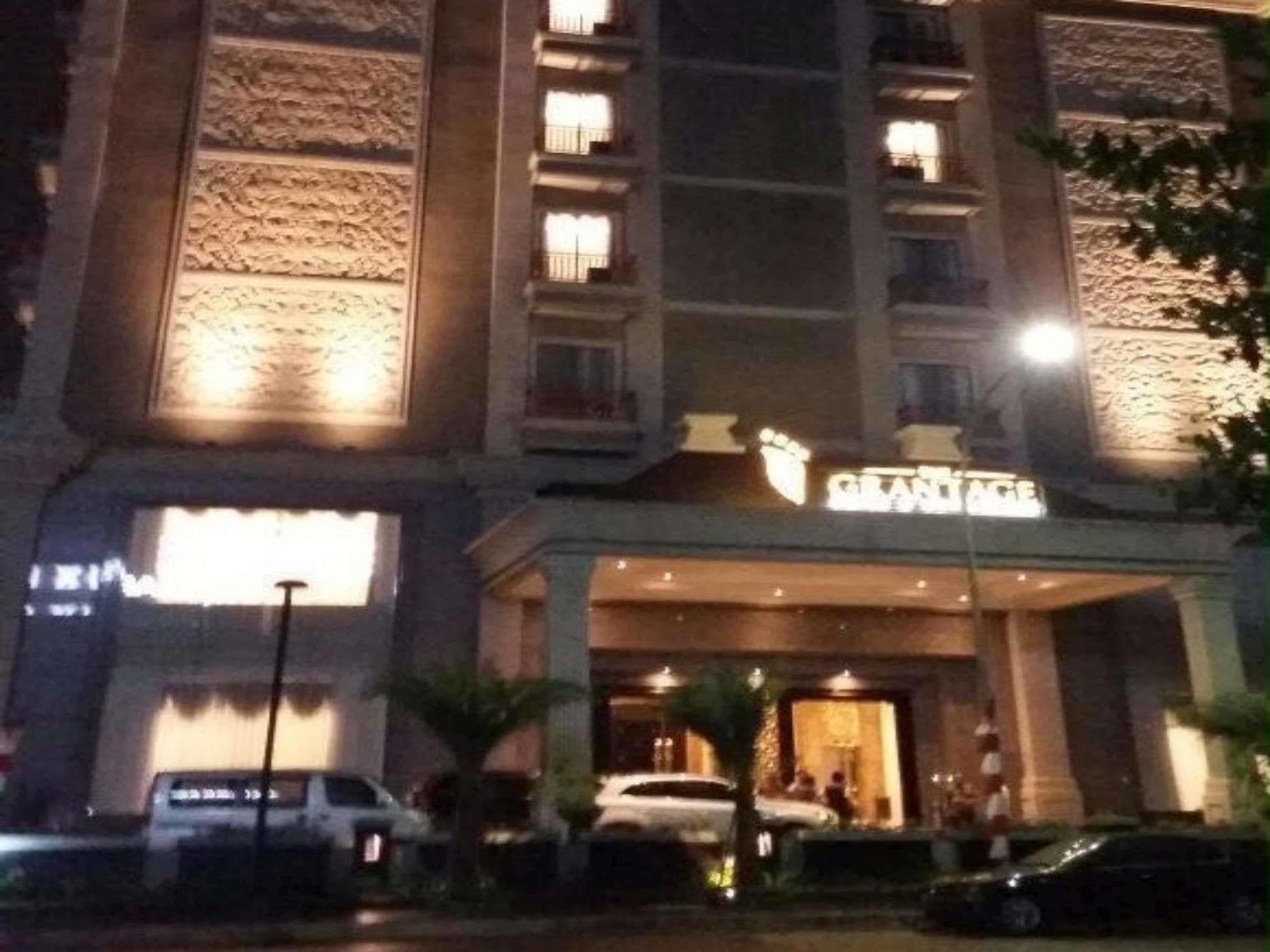 The Grantage Hotel & Sky Lounge Serpong Exterior photo